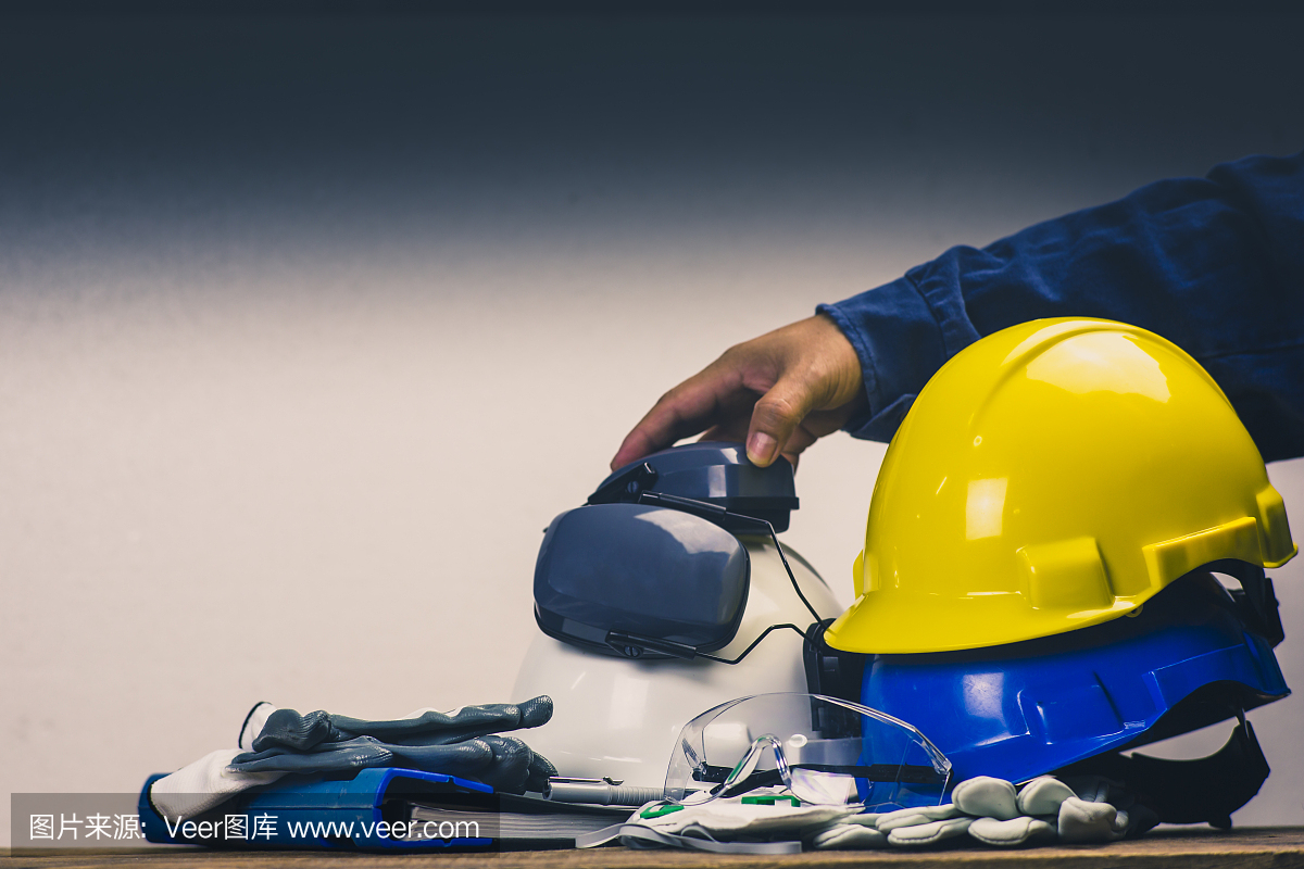 工作安全概念:PPE(个人防护装备)、安全帽或工业头盔,保护工人在建筑工地、工厂或工业楼宇工作时不发生意外。